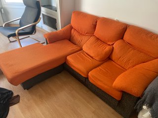 Sofá modular naranja con chaise longue