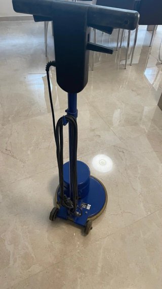 Máquina pulidora y abrillantadora de suelos