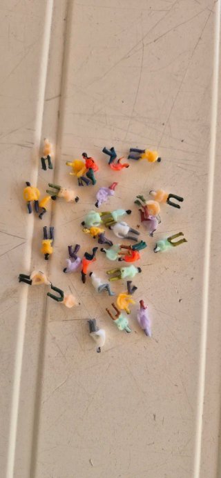 30 Figuras H0 sentadas (varios colores)