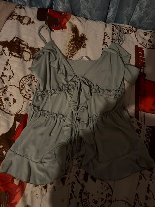 Camiseta azul con volantes y lazada en medio