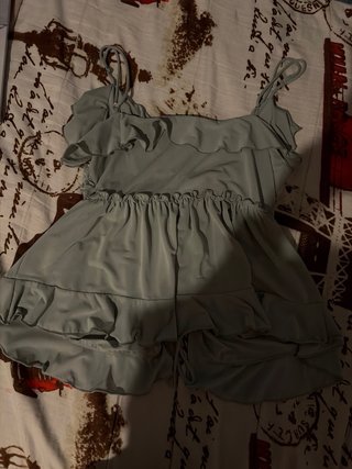Camiseta azul con volantes y lazada en medio