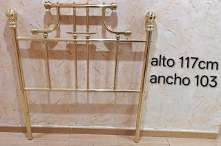 Cabecero de cama dorado de latón.