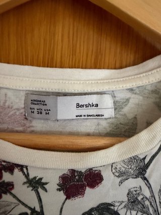 Camiseta Bershka Estampada Flores Blanca Talla M