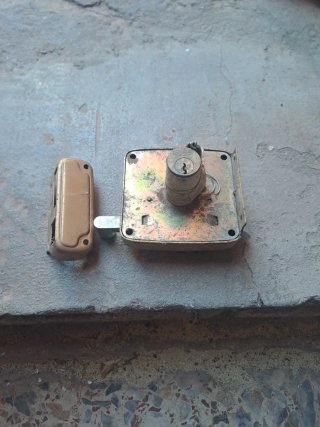 Cerrojo de seguridad dorado