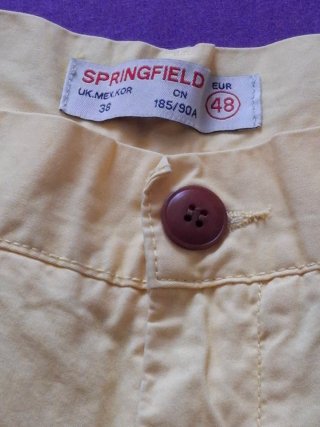 Pantalones cortos amarillos de hombre.
