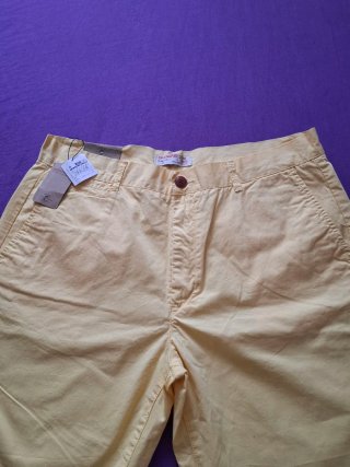 Pantalones cortos amarillos de hombre.