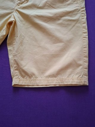 Pantalones cortos amarillos de hombre.