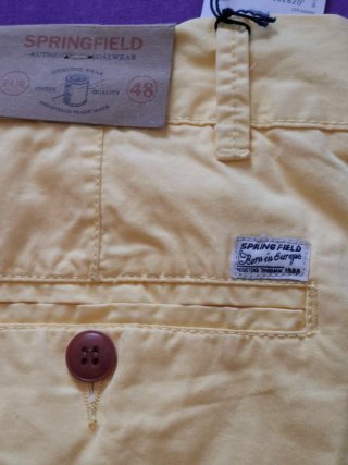 Pantalones cortos amarillos de hombre.