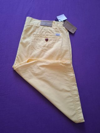Pantalones cortos amarillos de hombre.