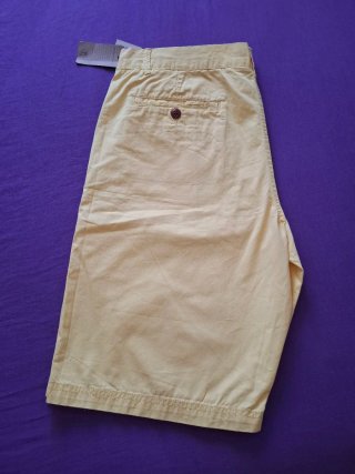 Pantalones cortos amarillos de hombre.