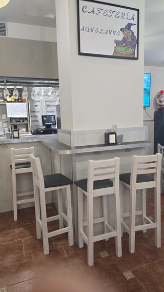 Mesas, sillas, taburetes madera. Bar, restaurante