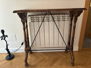 Mesa de madera tallada