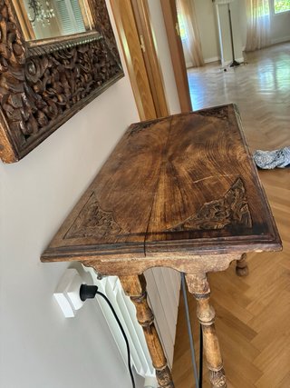 Mesa de madera tallada