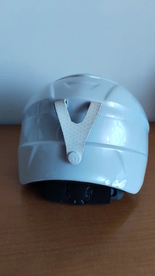 Casco de nieve prácticamente nueva.