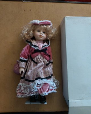 Muñeca de porcelana antigua