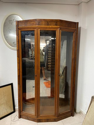 Estantería de madera y cristal y luz