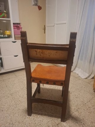 Silla antigua de madera y cuero
