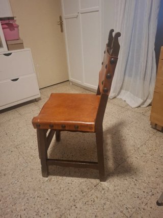 Silla antigua de madera y cuero