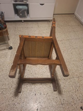 Silla antigua de madera y cuero