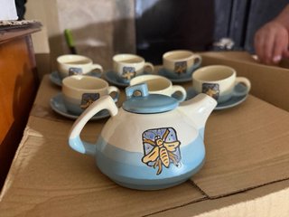 Juego de café artesanal con abejas