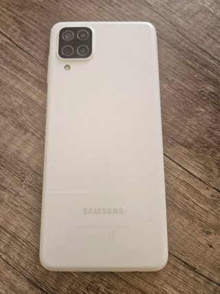 Samsung Galaxy A12 de color blanco.