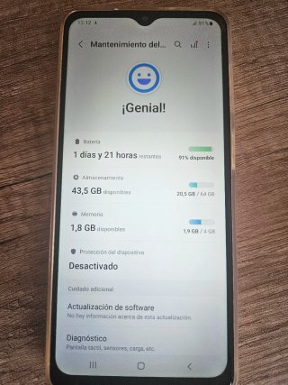 Samsung Galaxy A12 de color blanco.