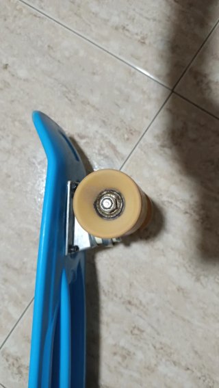 Patinete azul ocelo.