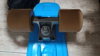Patinete azul ocelo.