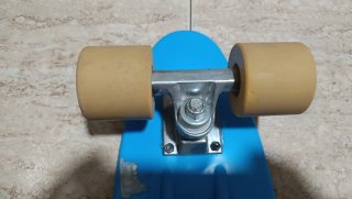 Patinete azul ocelo.