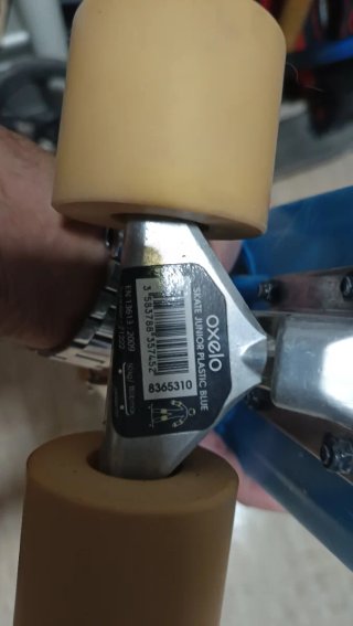 Patinete azul ocelo.