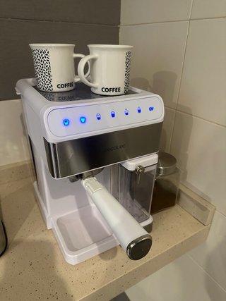 Cafetera Cecotec Blanca y Plateada