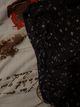 Camiseta floral negra y rosa