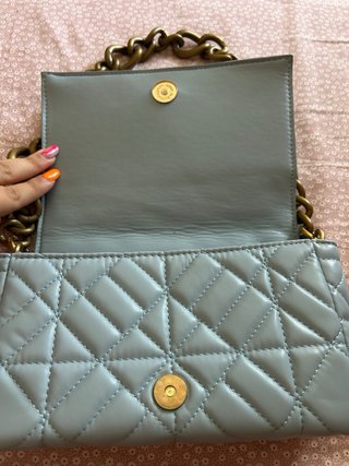 Bolso Zara acolchado azul cielo con cadena
