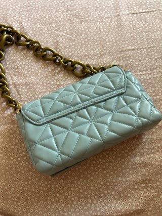 Bolso Zara acolchado azul cielo con cadena