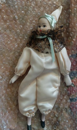 Arlequín de porcelana con traje de satén