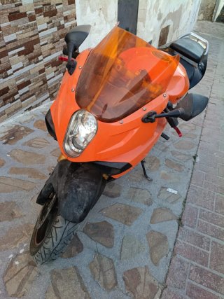 Moto r Naranja y Negra