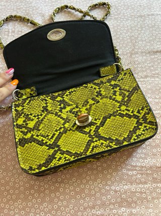Bolso Stradivarius efecto piel serpiente