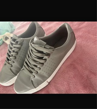 Zapatillas grises con cordones