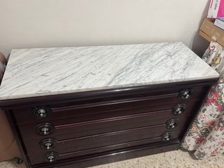 Dormitorio de madera y mármol