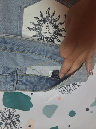Pantalón corto vaquero desgastado