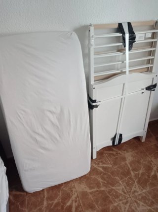 Cuna de bebé blanca