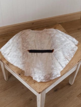 Blusa de encaje blanco y cinturón negro
