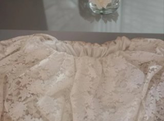 Blusa de encaje blanco y cinturón negro