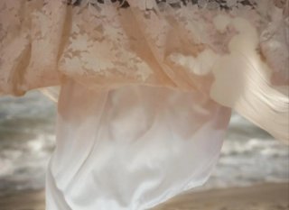Blusa de encaje blanco y cinturón negro