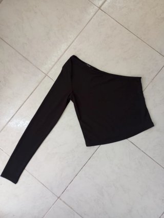 Camiseta asimétrica hombro descubierto negra