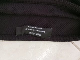 Camiseta asimétrica hombro descubierto negra