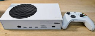 Xbox Series S + Mando Blanco