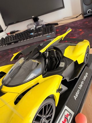 Maqueta Aston Martin Valkyrie 1:18