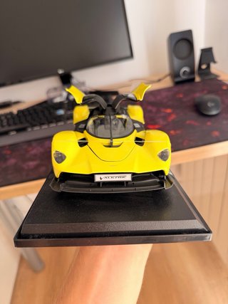Maqueta Aston Martin Valkyrie 1:18