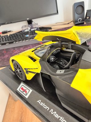 Maqueta Aston Martin Valkyrie 1:18
